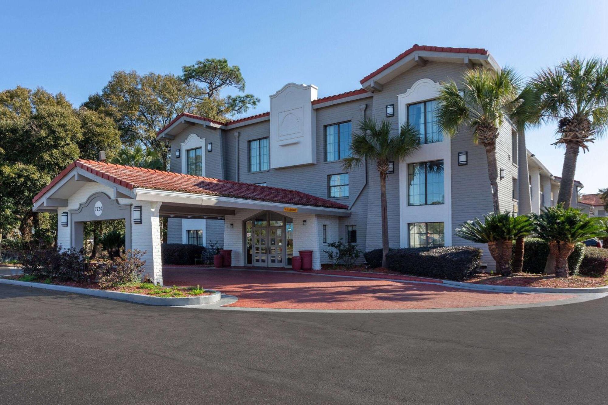 La Quinta Inn By Wyndham Pensacola Exterior photo