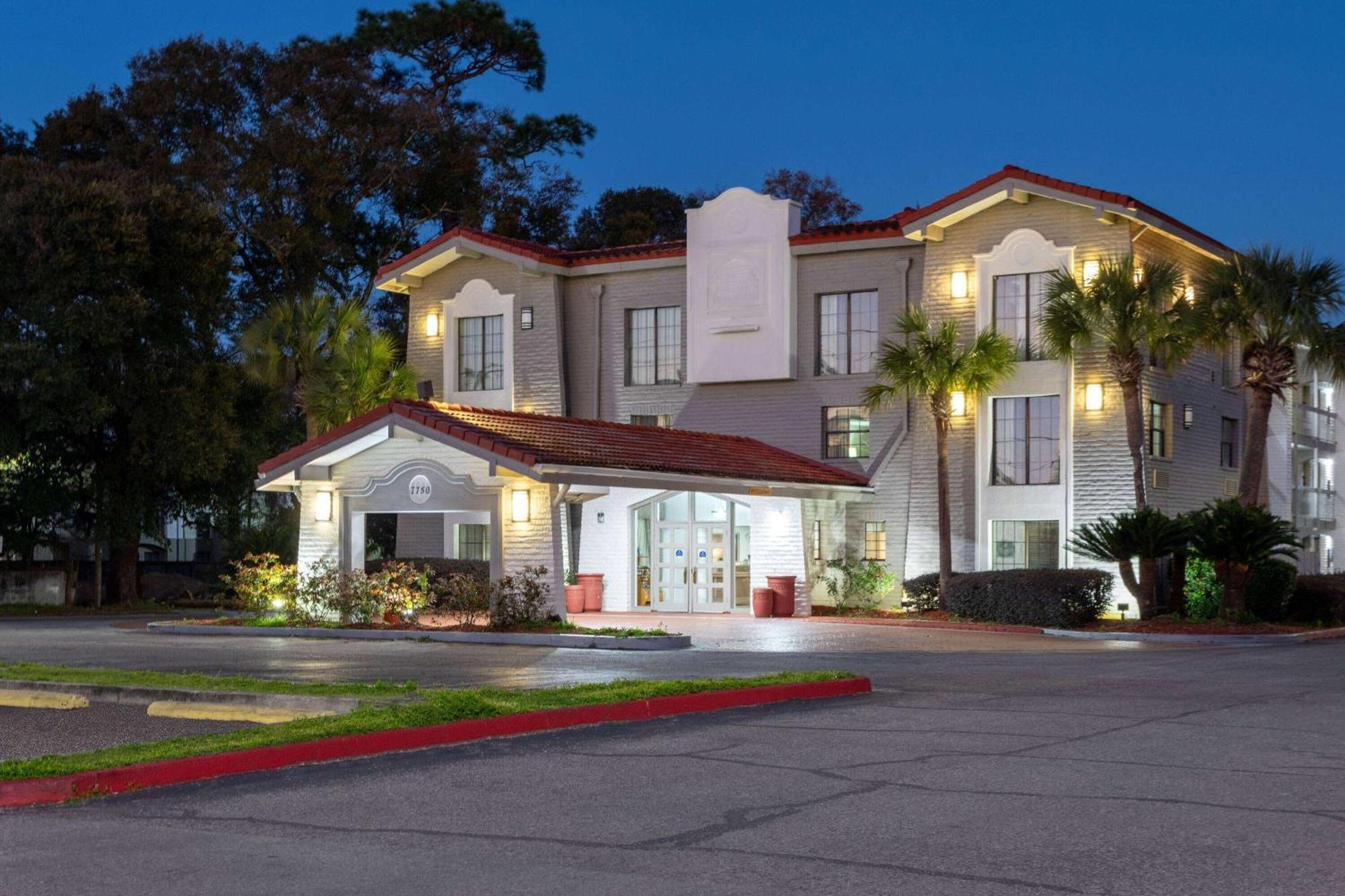 La Quinta Inn By Wyndham Pensacola Exterior photo