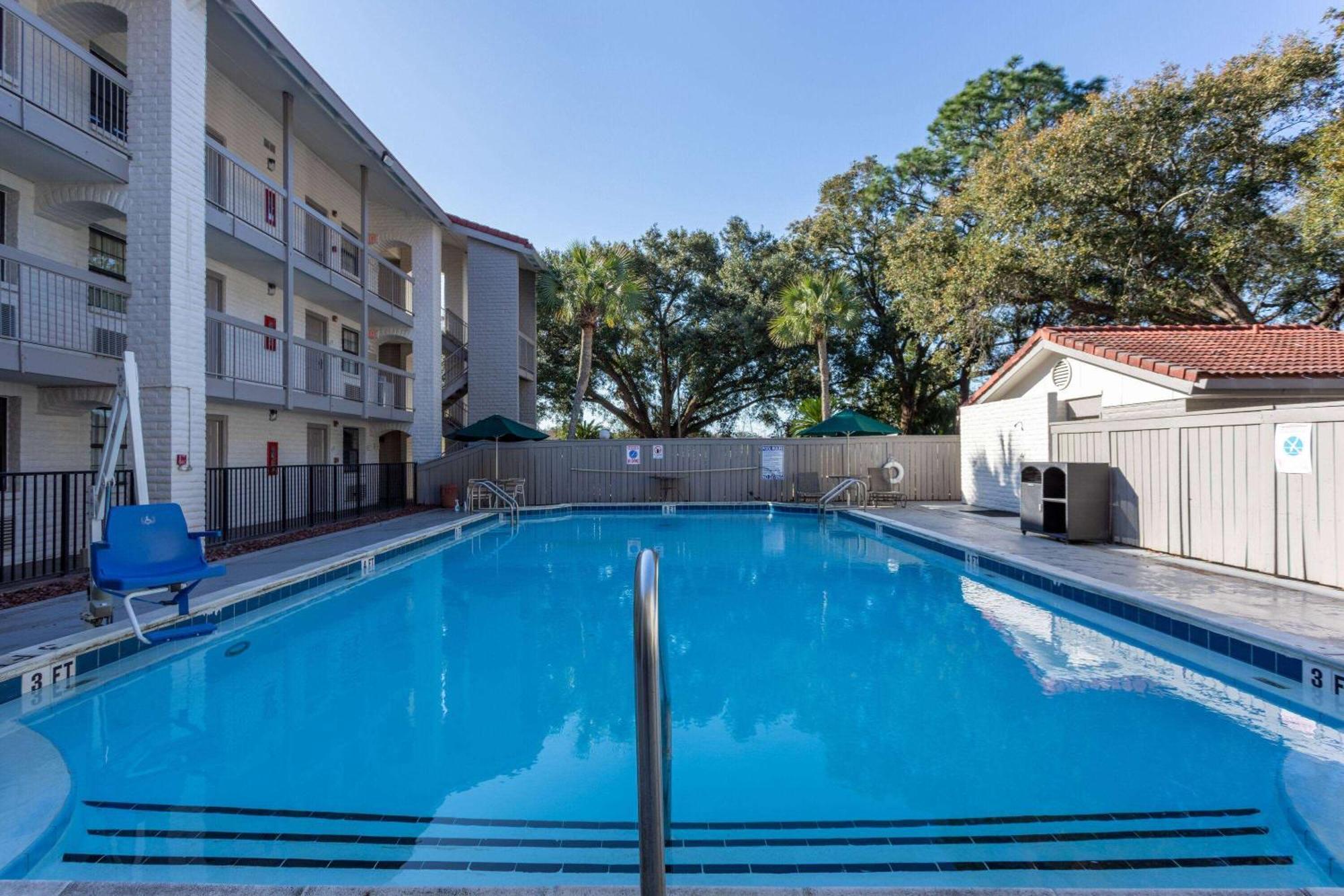 La Quinta Inn By Wyndham Pensacola Exterior photo