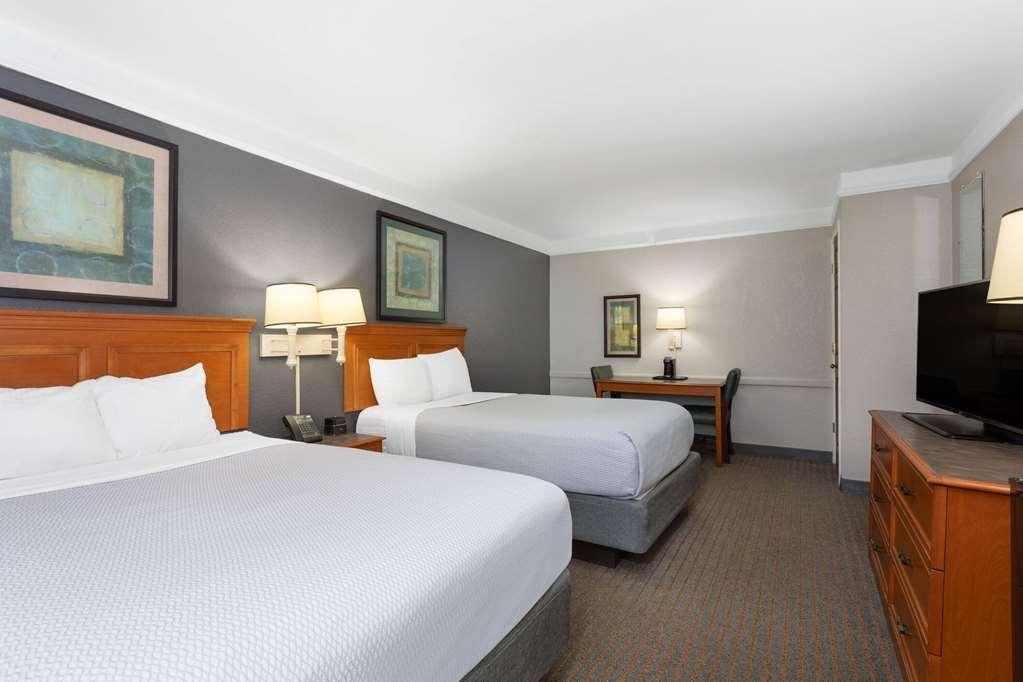 La Quinta Inn By Wyndham Pensacola Room photo